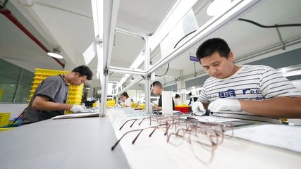 喜訊!余江區(qū)眼鏡產(chǎn)業(yè)集群獲評(píng)國(guó)家級(jí)中小企業(yè)特色產(chǎn)業(yè)集群 融合穿戴設(shè)備技術(shù)開發(fā)引領(lǐng)產(chǎn)業(yè)升級(jí)